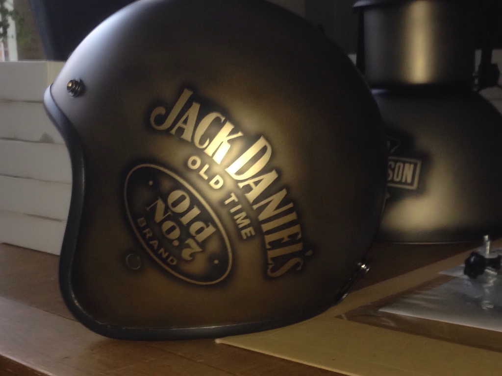 Jack Daniel's Helm im "Messing-Design" von Sparkmonkeys @ reisecruiser.de