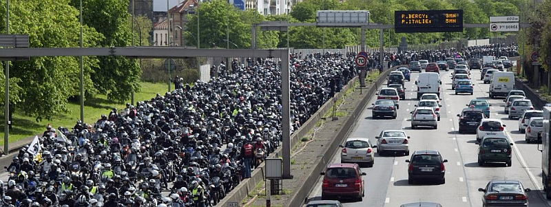 Des motards manifestent sur le boulevard périphérique, le 17 avril 2016 à Paris. (ALAIN JOCARD / AFP)