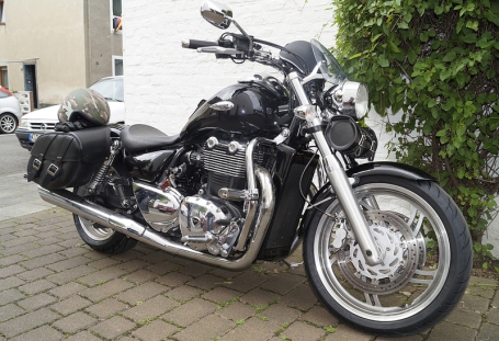 AVON Cobra & Storm 3D auf Triumph Thunderbird